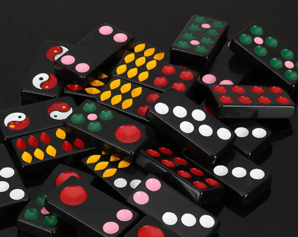 1767551522982805.jpg 從歷史源流到實戰規則全面解析傳統娛樂牌九玩法與基本策略指南詳細說明發牌流程、名詞解釋、點數比較與常見變化