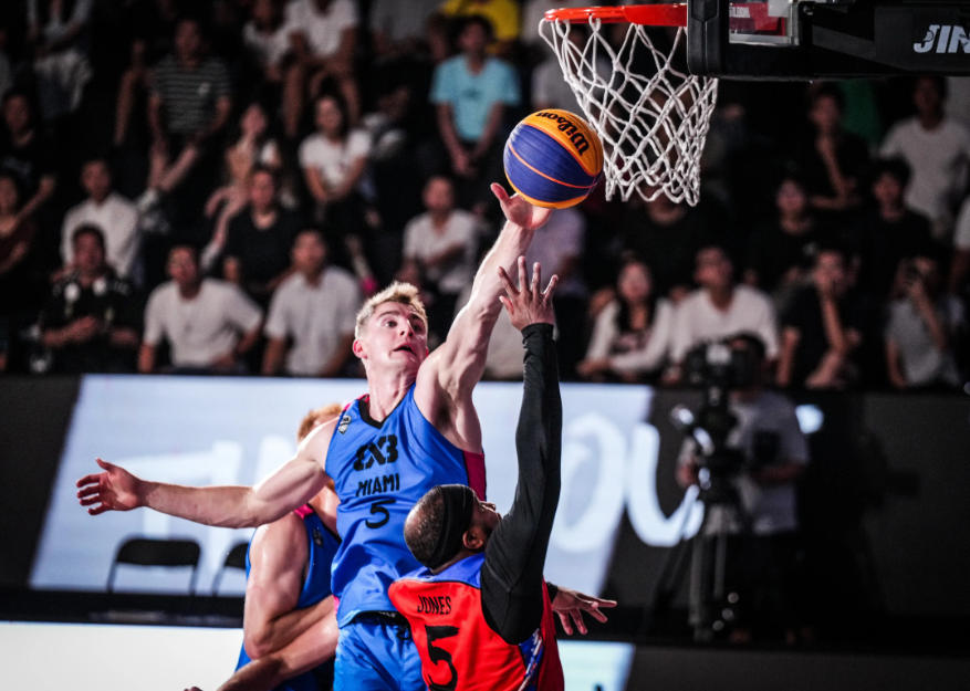 1767557953290634.jpg 籃球投注高手的實戰策略解析:如何掌握比分節奏與球員動態,遠離足球式思維陷阱