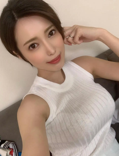 1767585179694423.jpg 君島美緒帶你走進絢爛霓虹的拉霸世界,在節奏與心跳之間體驗理性與樂趣的娛樂旅程