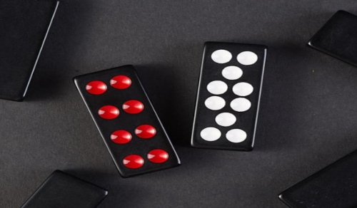 牌九賭場高手全攻略：牌型解析、出牌策略與心理戰術的全面應用技巧