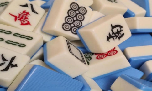 《麻將桌上的智慧博弈：從新手到高手的策略思維與技巧全解析》